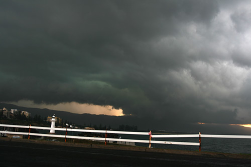 Very low base over Illawarra escarpment